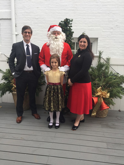 Family_posing_with_Santa